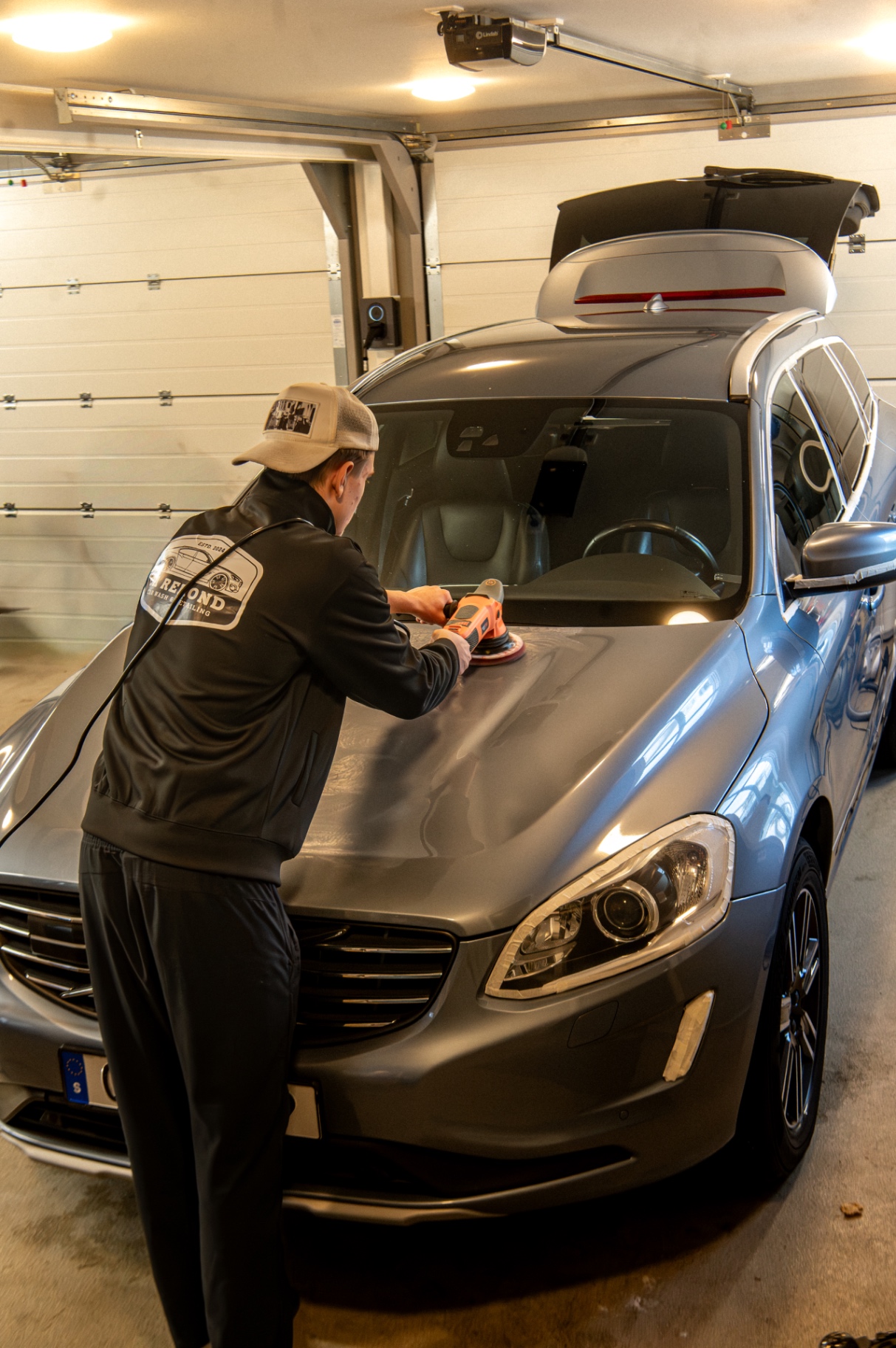 CA Rekond polerar motorhuven på en bil